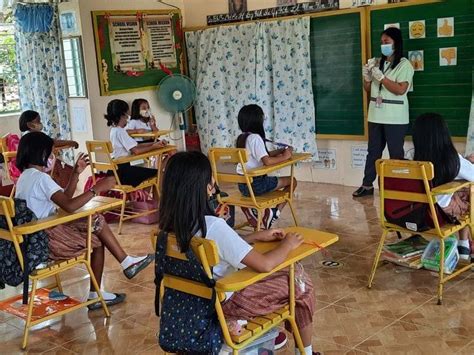 989 barangays in Ilocos Region are without schools .